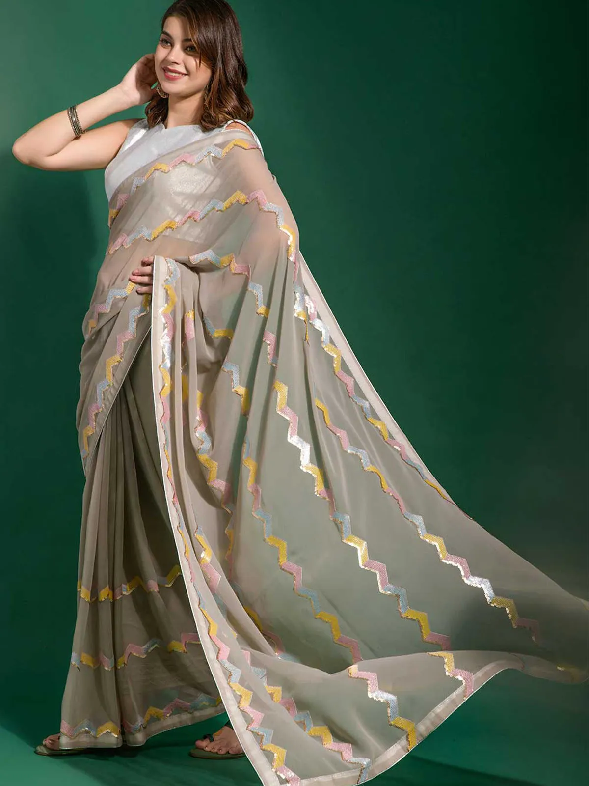 Odette Women Grey Poly Georgette Saree With Blouse Piece