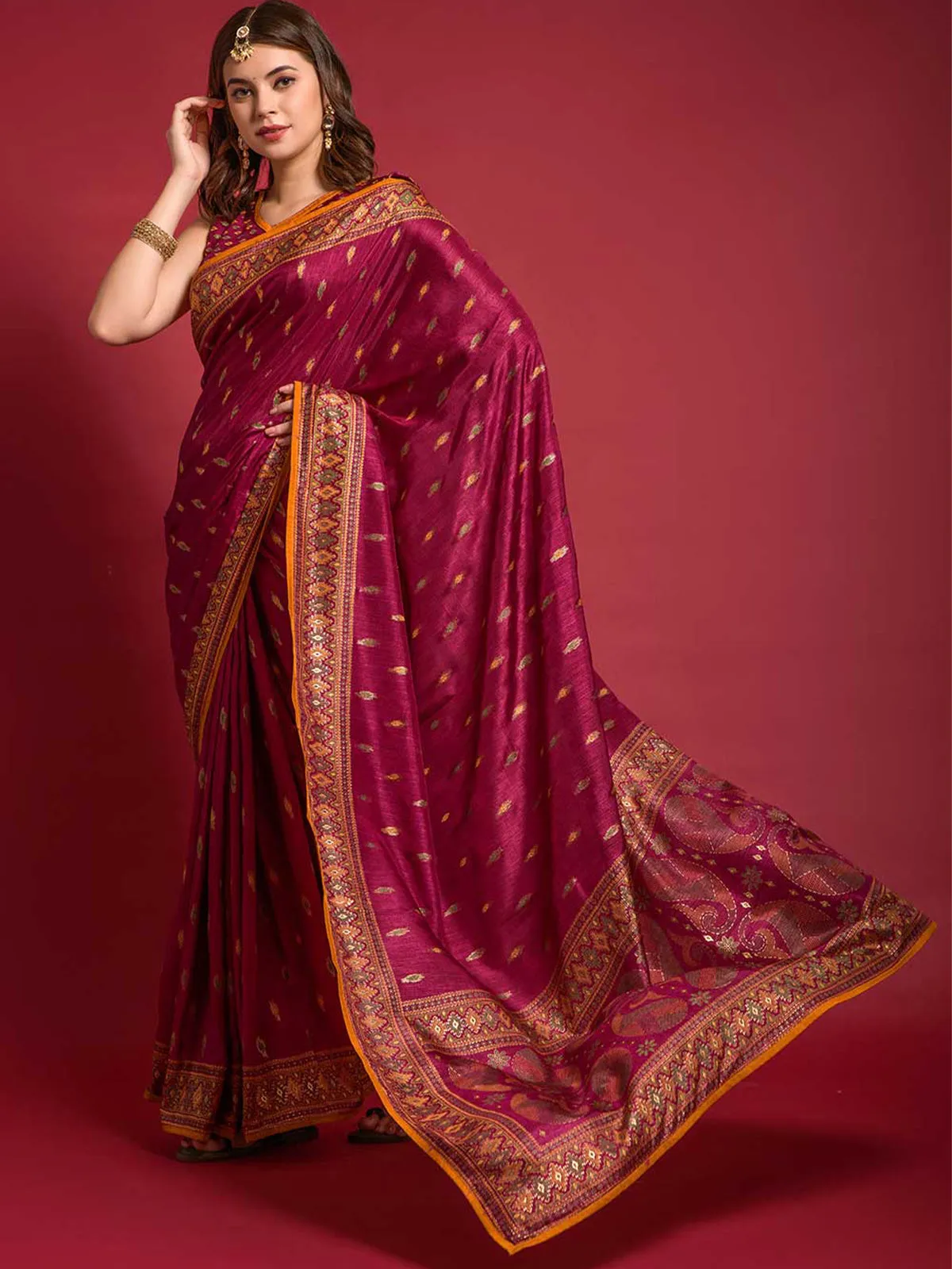 Odette Women Magenta Silk Blend Saree With Blouse Piece