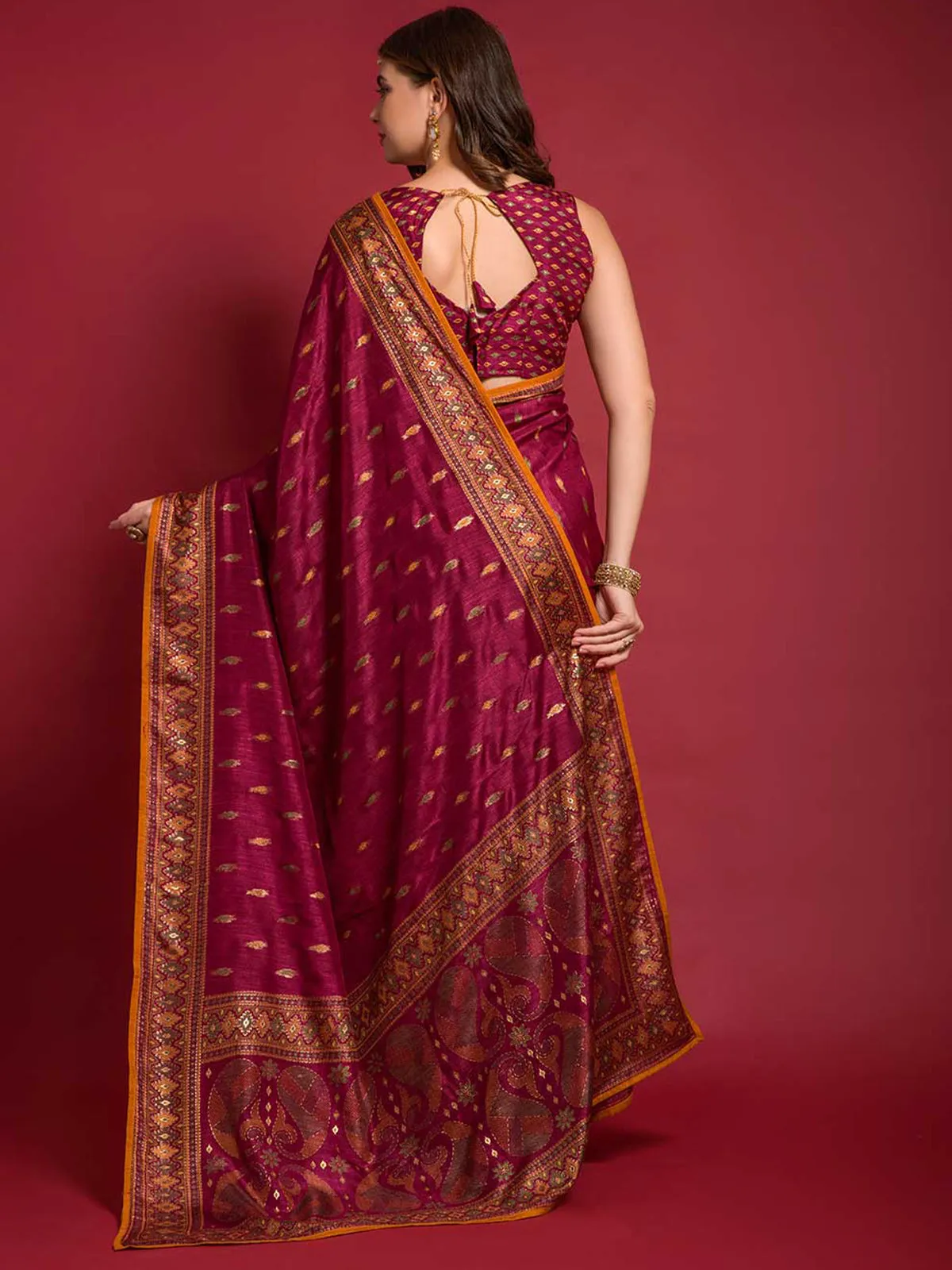 Odette Women Magenta Silk Blend Saree With Blouse Piece